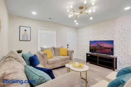 Chic home with king bed in Raleigh - Image 1