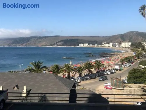 Espectacular departamento frente a playa chica - Image 1
