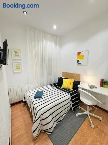 Acogedora habitación en barrio madrileño con encanto - Image 1