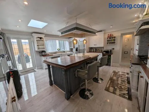 Walsall - 4 Bedroom House, Free Wi-Fi, Spacious Garden, Sleeps 9 - Image 1