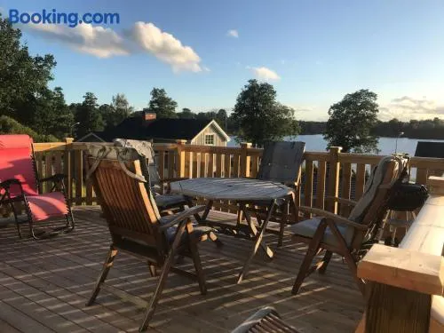 Välutrustad stuga med vacker sjöutsikt - Image 1
