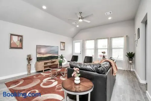 Elegant Exquisite 4Bedroom Home in Katy with High speed WiFi - Image 1