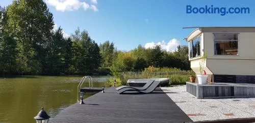 Carafun met buitenbad aan het water - Image 1