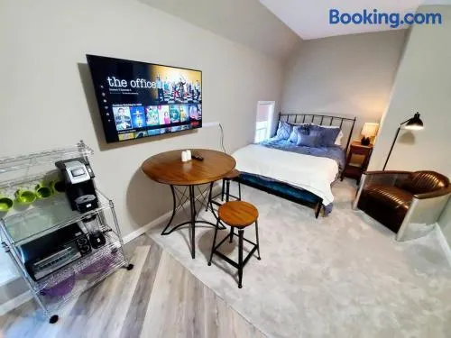 Walkable Cozy Downtown Studio, FREE Bikes to use - Image 1