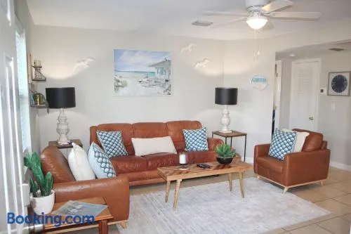 Naples Park Oasis - Cozy Two Bedroom Apartment - Image 1