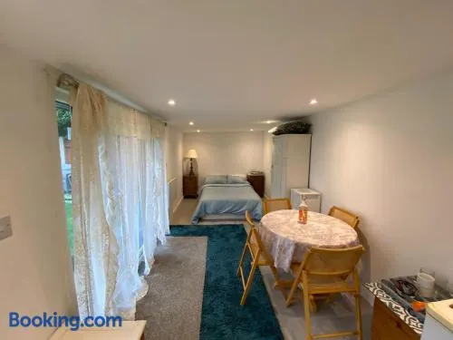 FABULOUS Self contained GARDEN STUDIO EGHAM - Image 1