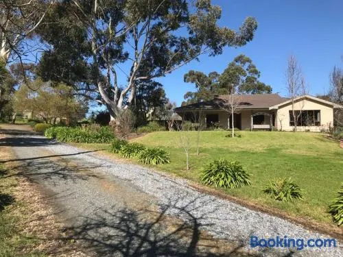 Peaceful 4-Bedroom Vineyard Retreat in Hahndorf - Image 1