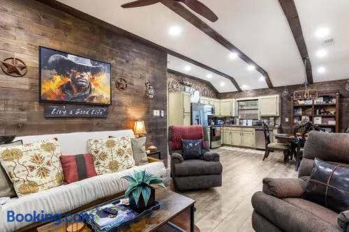 Stockyards 5 mins!-New!-Sleeps 8. Cowboy Bungalow - Image 1