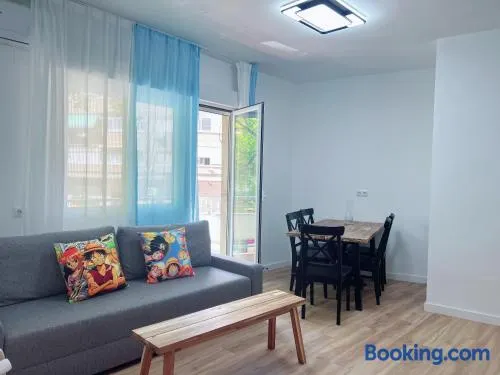 Una habitación cómoda y luminosa - Image 1