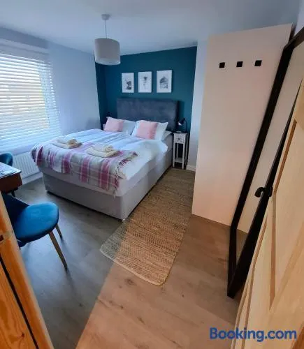 Cosy guest room in a family home with private bathroom and free parking - Image 1