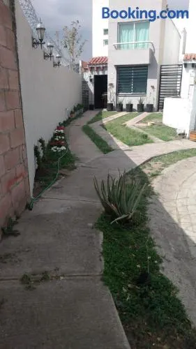 Casa para 4 personas equipada y amueblada con cochera en fraccionamiento Av López Mateos en Tlajomulco de Zúñiga Jalisco - Image 1