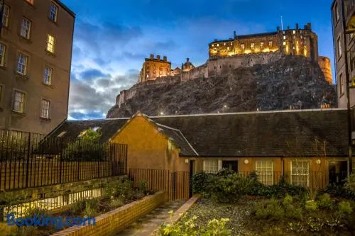 Castle view&Grassmarket studio flat with Luxury bathroom - Image 1