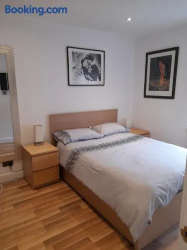 Lovely Home with full en-suite double bed rooms - Image 1