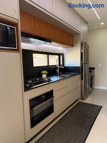 Apartamento moderno, a 200 metros da praia com pátio,piscina e churrasqueira privativa 2 vagas de garagem - Image 1