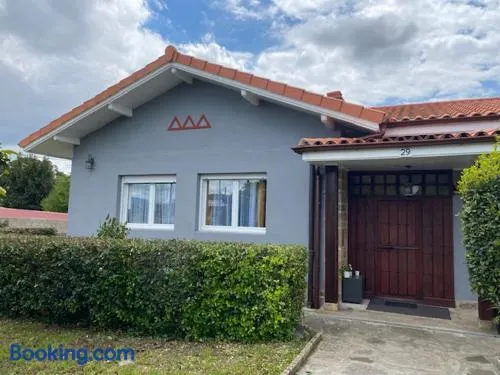 APARTAMENTO NIK en casa chalet con parking y jardin - Image 1