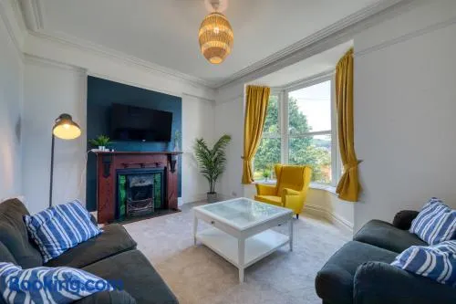 Brent House - 4 bedroom home close to shops, harbour & beaches - Image 1