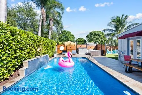 Palms Retreat! Giant Heated Pool-HotTub-FirePit-5Min2Beach-Pets-EV Chgr - Image 1