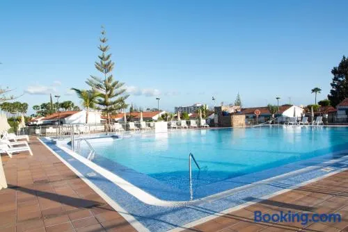 Maison de vacances avec terrasse, internet haut débit et piscine | Vue jardin - Image 1