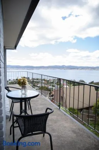 Cheerful 3 bedrooms home with Sea View - Image 1