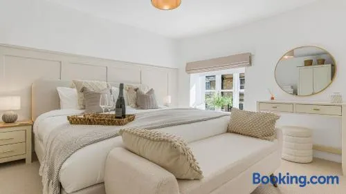 Newly renovated 2-bed house in Lechlade with parking - Image 1