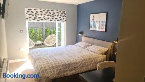 Self-contained and Peaceful en-suite with garden - Image 1