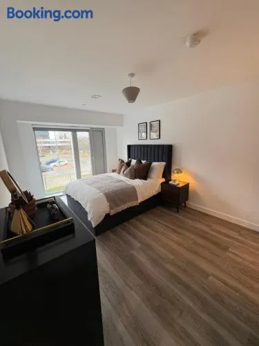 Vicarage grove close to metro link and train station with easy access to city centre Manchester United stadium and the Trafford centre - Image 1