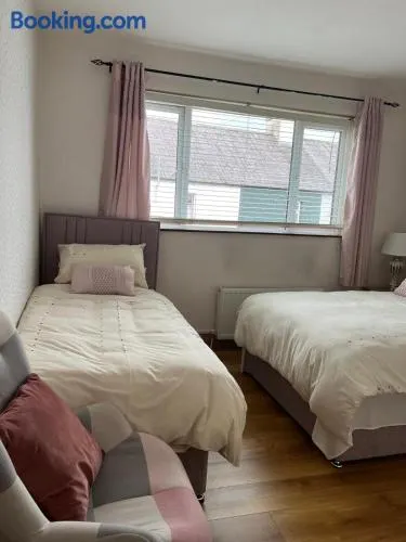Triple Room with Private Bathroom at Caroline's Guest House, River Street, Clara - Image 1