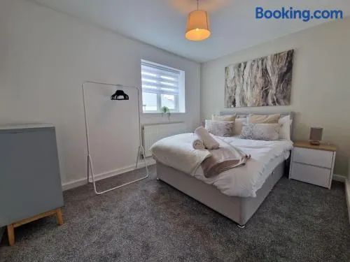 Charming 2 BedRoom Tredegar Gem. Sleeps 4 - Image 1