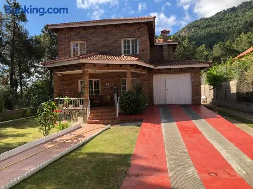 CHALET EN EL CORAZÓN DE LA SIERRA DE GREDOS, PINAR DE LA ATALAYA-TIEMBLO - Image 1