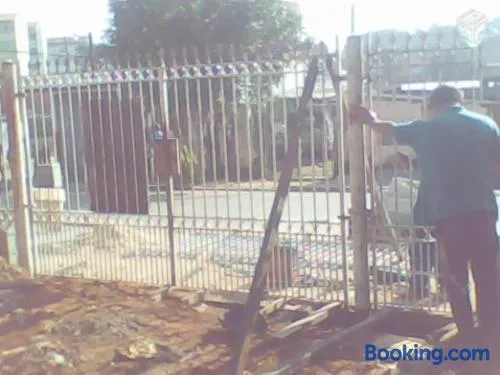 Ponto comercial, murado com grade - Image 1
