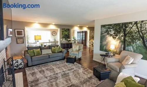 5 Bedroom Family Gathering Home with Indoor Hot Tub - Image 1