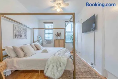 25 Percent OFF Spring Special Book Cozy King Bed Now! - Image 1