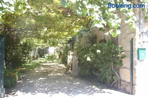 Vivienda tradicional con jardín y patio interior - Image 1