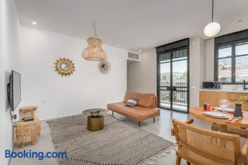 Trendy apartment next to Levinsky market - Image 1