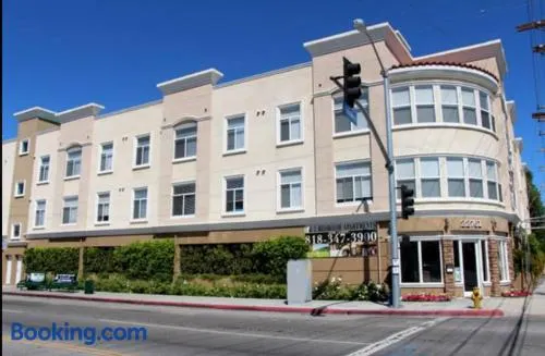 Woodland Oasis 2BR With FREE PARKING - Image 1