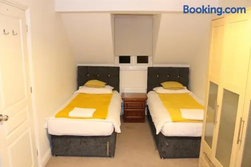 4 Bedroom house, Parking, Wi-Fi, Near Town Centre - Image 1
