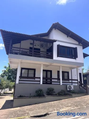 Apartamento espaçoso e central - Image 1