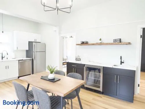 Jennifer's Stylish & Modern Broadway Getaway - Image 1