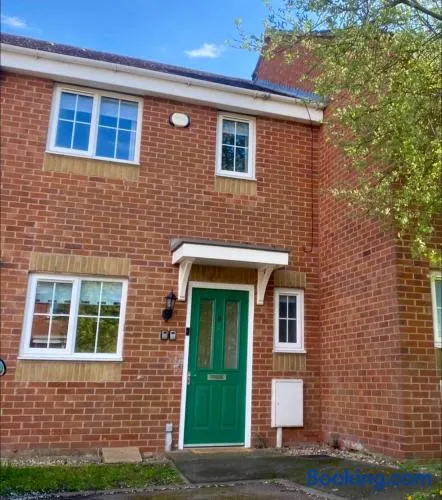 Oakley Vale House and Garden! Free Private Parking, TV, Fully Equipped - Image 1
