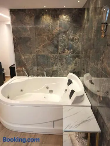Room Hera - Image 1