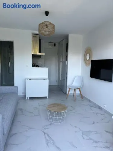 Superbe appartement avec balcon et parking - Image 1