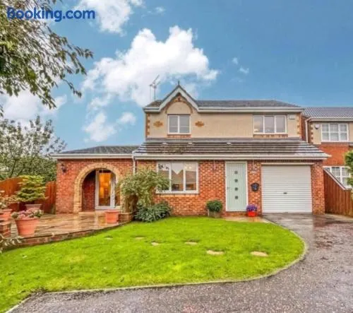 Spacious & modern 3 bedroom house in Peterlee - Image 1