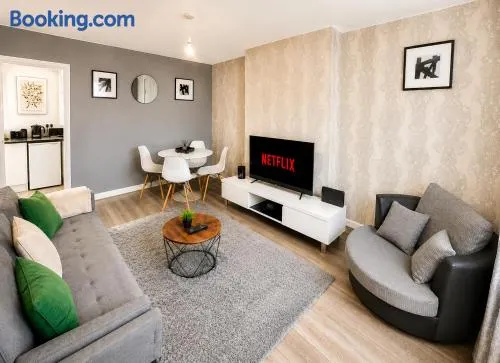 Modern 2 Bedroom Home in Liverpool With Free Parking - Image 1