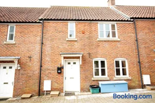 House Sleeps 4 with Parking and Garden - Image 1