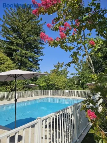 Studio cosy avec terrasse et parking dans résidence au calme avec piscine, à 3 min des thermes et centre ville - Image 1