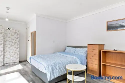 Spacious Family House Near Old Trafford, Manchester - Image 1
