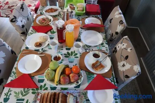 Habitación en casa de familia con jardín - Image 1