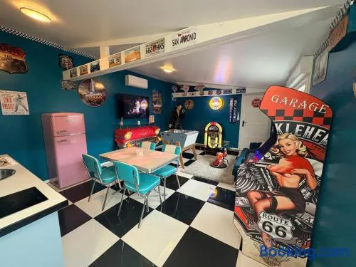 Suite Rétro Chic avec Spa en Terrasse - Image 1