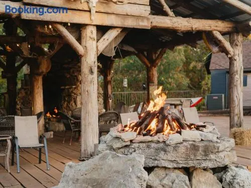 Stonegate Lodge 2 Queen Beds Fast WIFI 50" TV Salt Water Pool Room #207 - Image 1