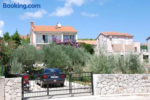 Spacious apartment in Stari Grad, 80 m², serene garden - Image 1